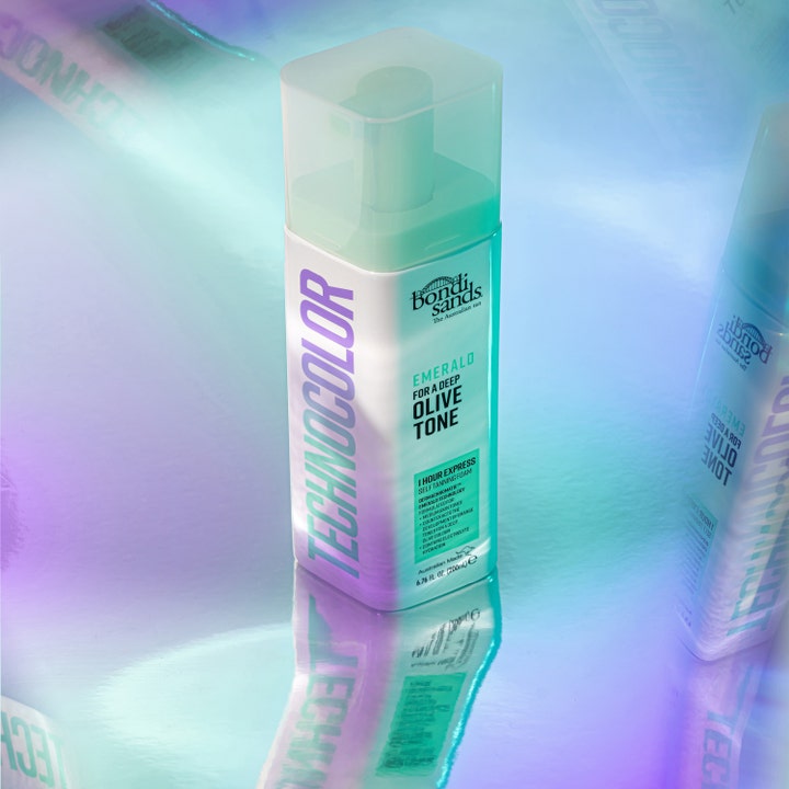 Bondi Sands Technocolor Self Tanning Face Serum Emerald 50 ml ger en olivtonad lyster i en vit flaska med pump.