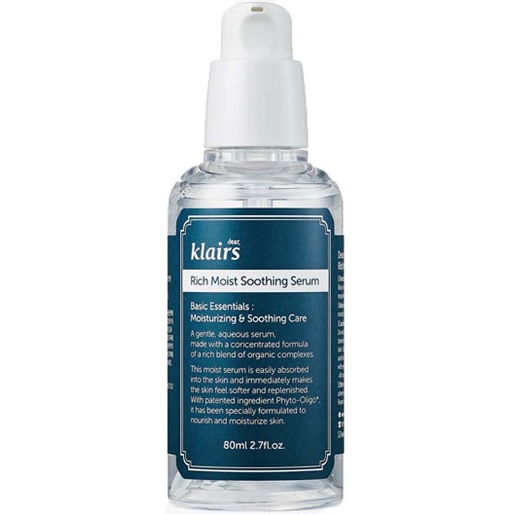 Klairs Rich Moist Soothing Serum 80 ml Klairs lugnande serum som ger fukt i genomskinlig flaska med vit pump och blå etikett