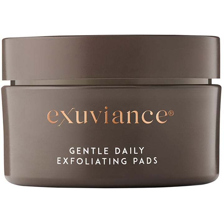 Exuviance Gentle Daily Exfoliating Pads ger glow med daglig exfoliering i en mörkbrun burk med roséguldslogotyp.