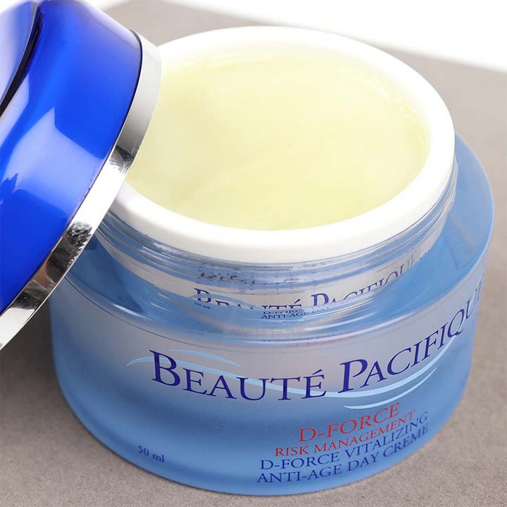Beauté Pacifique D-Force Day Cream 50 ml vitaliserande anti-age dagkräm i blå glasburk med krämig ljusgul formula