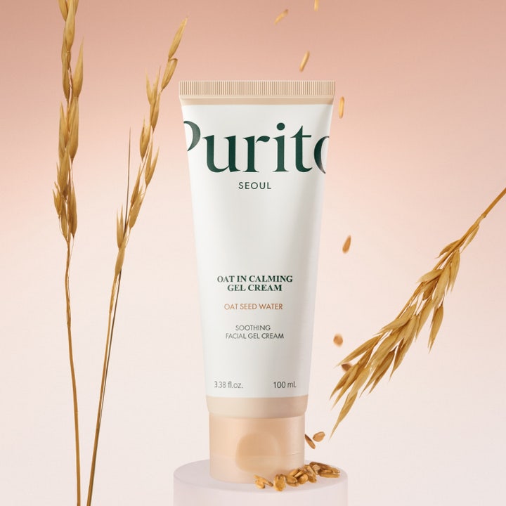 Purito Oat-in Calming Gel Cream 100 ml havre lugnande ansiktskräm som trycks ut ur en vit tub i en handflata