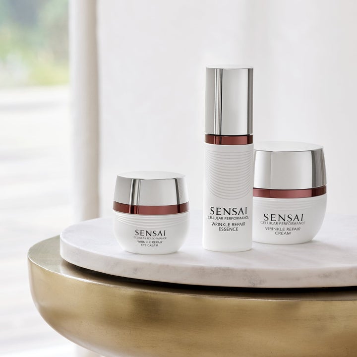 Sensai Cellular Performance Wrinkle Repair kit för anti-rynk hudföryngring i vita burkar med eleganta silverlock.