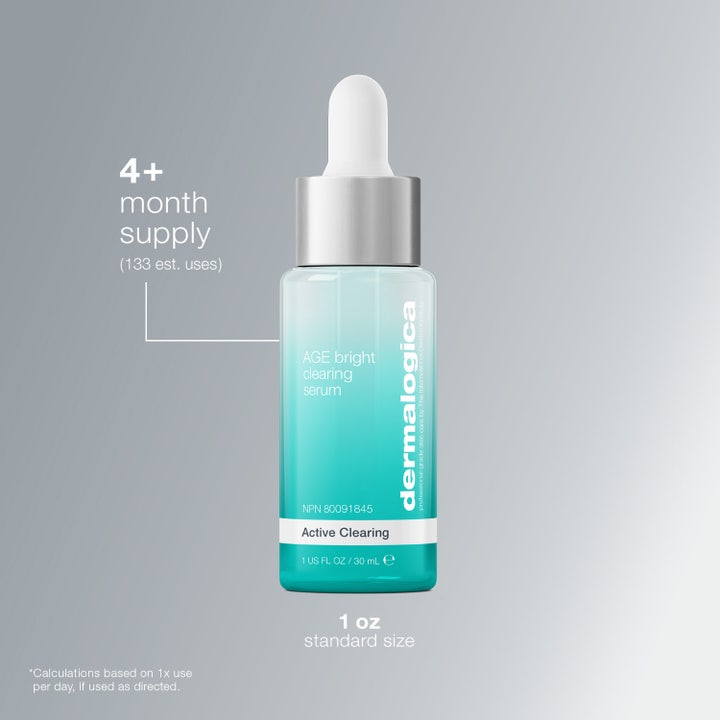 Dermalogica AGE Bright Clearing Serum 30 ml hudklaring appliceras på kinden med pipett för acnebehandling.