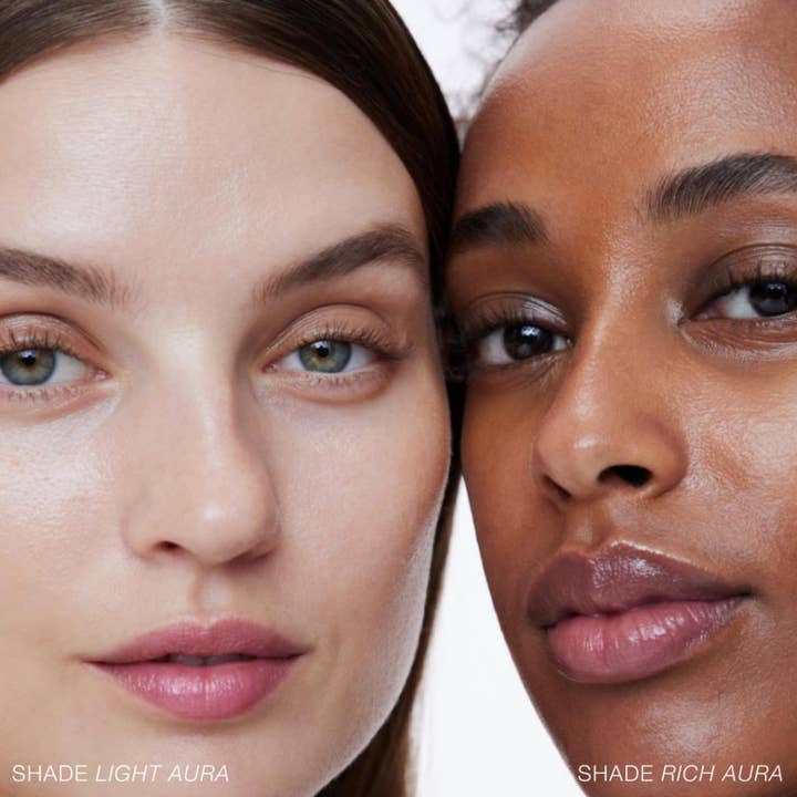 RMS Beauty SuperNatural Tinted Serum 30 ml solskydds serum ger lyster i nyanserna Light Aura och Rich Aura på modeller.