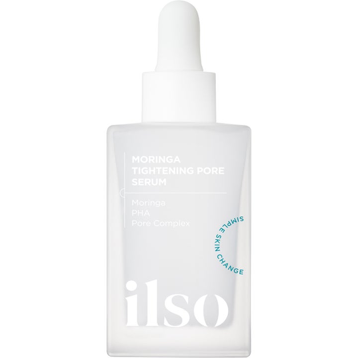 ilso Moringa Tightening Pore Serum moringa serum som ger porförminskning i en frostad glasflaska med vit pipett.