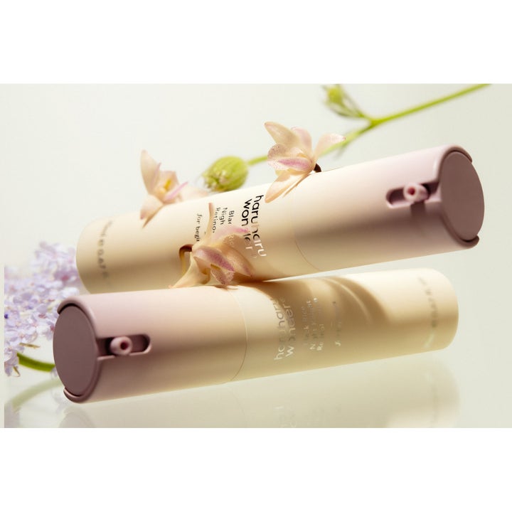 haruharu wonder Black Rice Night Knight Retinol Serum 20 ml retinolserum i beige pumpflaskor bland ljusrosa blommor.