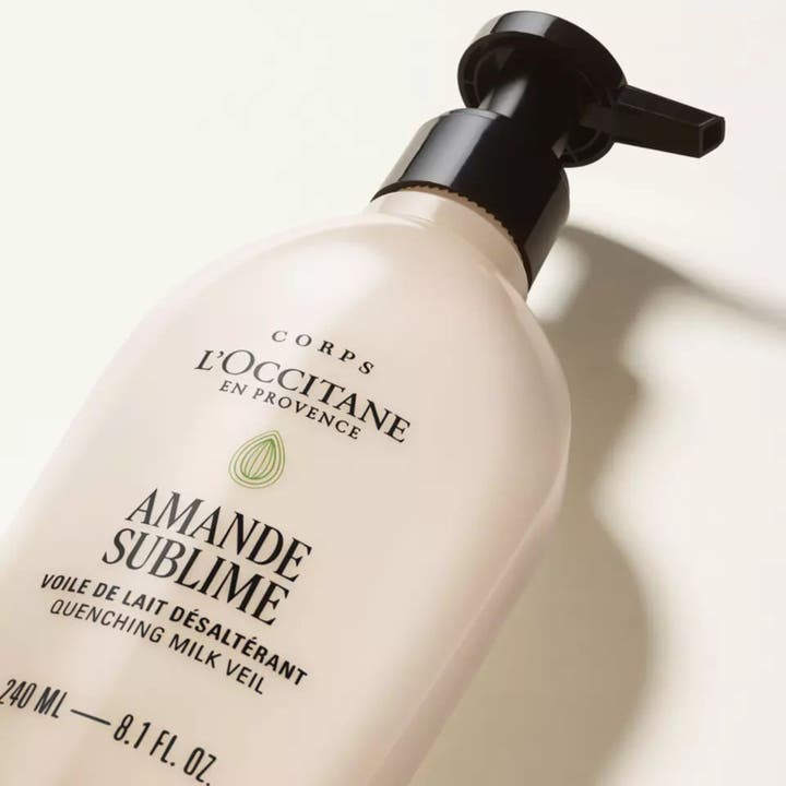 L'Occitane en Provence Almond Milk Veil 240 ml fuktgivande mandelkräm i vit flaska med svart pump.
