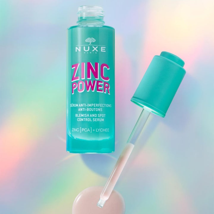Nuxe Zinc Power Blemish And Spot Control Serum 30 ml mot orenheter i turkos flaska med lös pipett och en krämig droppe.