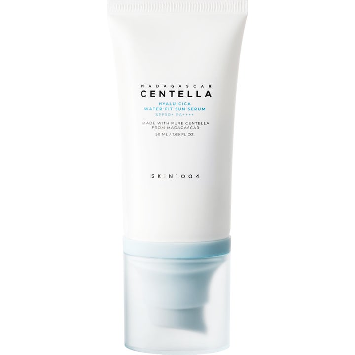 SKIN1004 Centella Hyalu-Cica Water-Fit Sun Serum 50 ml återfuktande hyaluron centella solserum i vit tub med blått lock