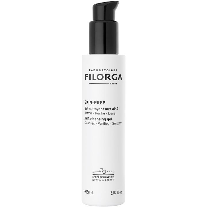 Filorga Skin-Prep 150 ml AHA rengöringsgel för ansiktet ger hudförnying och kommer i en vit flaska med svart pump.