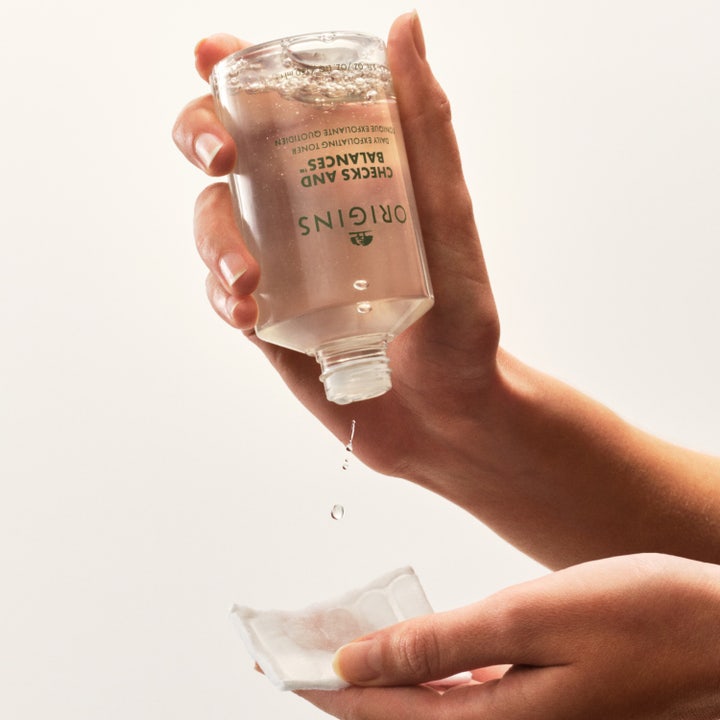 Origins Checks and Balances Daily Exfoliating Toner 150 ml hälls på en bomullsrondell för en klarare hy.