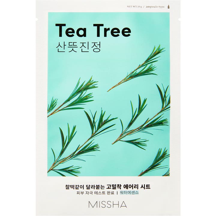 MISSHA Tea Tree 19g aknebehandlande ansiktsmask i arkform dekorerad med gröna blad mot en turkos bakgrund.