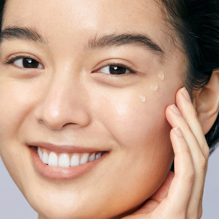 Mario Badescu Hyaluronic Dew Drops 29 ml fuktgivande ansiktsserum applicerat som klara droppar på huden för lyster.