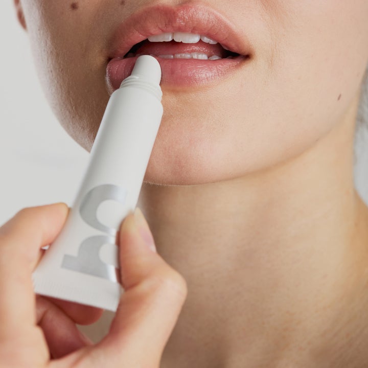 Bodyologist Beyond Balm Intense Repairing Lip & Skin Balm 10 ml reparerande läppbalsam som appliceras på läpparna