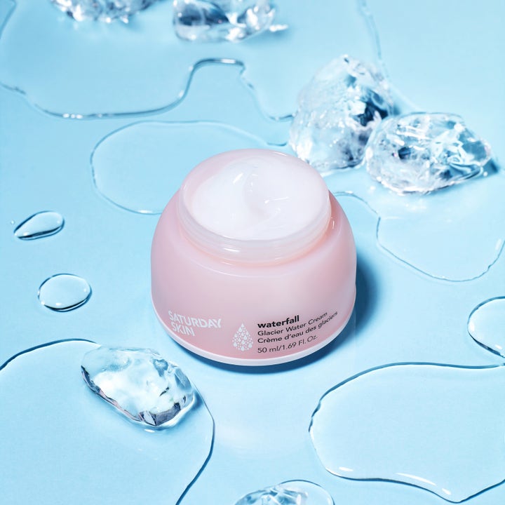 Saturday Skin Waterfall Glacier Water Cream 50 ml återfuktande ansiktskräm i rosa burk omgiven av is och vatten.
