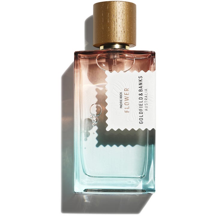 Goldfield & Banks Pacific Rock Flower 50 ml parfym i en rektangulär glasflaska med blå och rosa toner och lock av trä