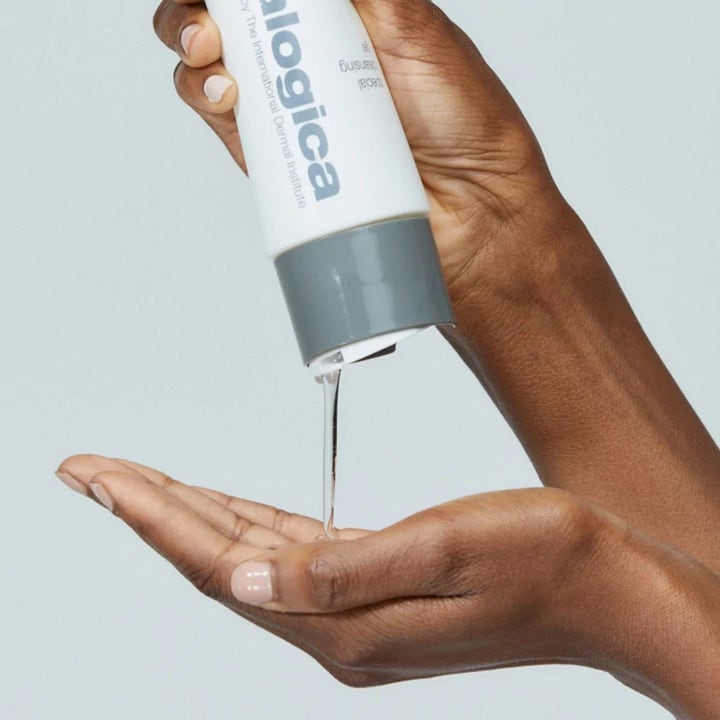 Dermalogica Moisturizing Routine Kit återfuktande ansiktsrengöring som hälls som en klar gel från en vit tub i handen