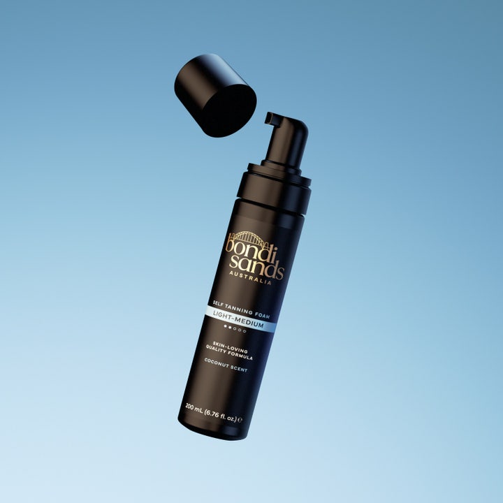 Bondi Sands Self Tanning Foam 200 ml brun utan sol skum i svart flaska med öppet lock mot blå bakgrund