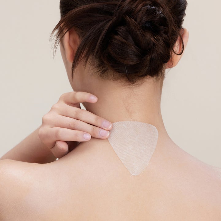 Dr. Ceuracle Tea Tree Purifine Toner Pad 160 ml exfolierande tonerpads som appliceras på nacken.