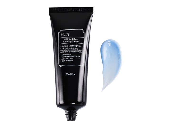 Klairs Midnight Blue Calming Cream 60 ml anti-inflammatorisk ansiktskräm i svart tub med en klick ljusblå guajazulen.
