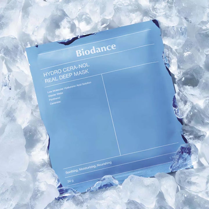 Biodance Hydro Cera-Nol Real Deep Mask 34 g lugnande ansiktsmask i ljusblå förpackning som ligger på isbitar
