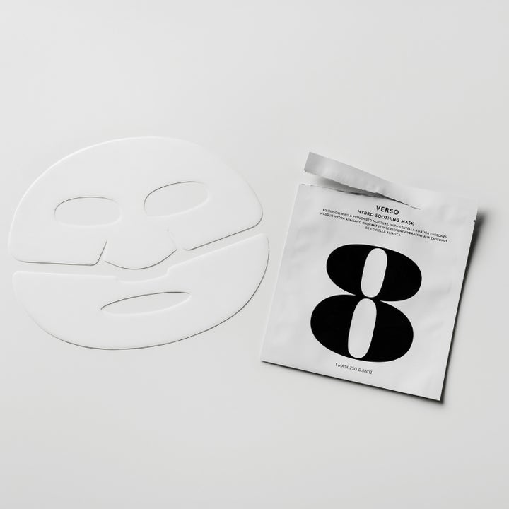 Verso N°8 Hydro Soothing Mask 1 st lugnande ansiktsmask med vit tvådelad sheet mask och vit förpackning med en stor svart 8.