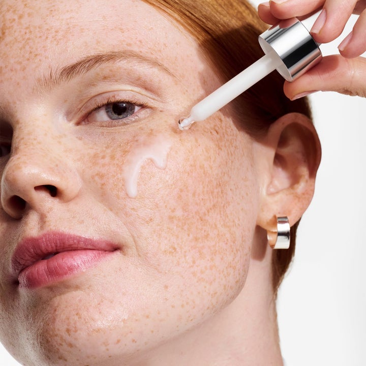 Clinique Moisture Marathon 80 ml återfuktande serum ger fukt när mjölkig formula droppas på hy med silverpipett.