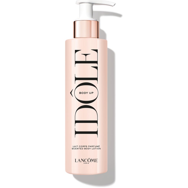 Lancôme Idôle Body Up väldoftande kroppslotion i en slank ljusrosa flaska med vit pump och roséguldfärgad krage.