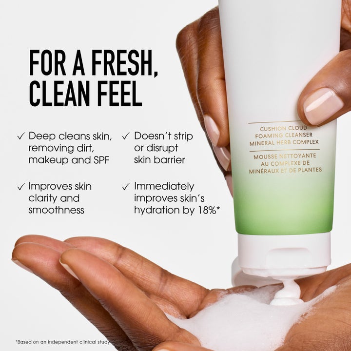 bareMinerals Skinlongevity Plush Gentle Foaming Cleanser 120 ml rengöringsskum ger ett mjukt fluffigt lödder i handen
