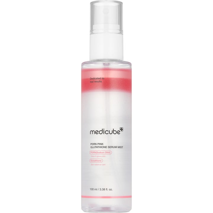 Medicube PDRN Pink Glutathione Serum Mist 100 ml lystergivande ansiktsmist för glass skin i flaska med rosa oljeskikt