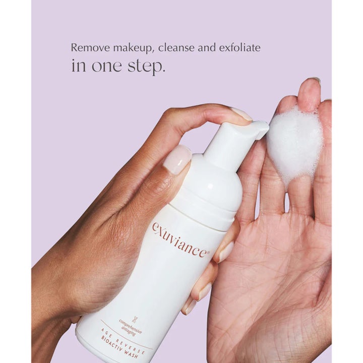 Exuviance Age Reverse BioActiv Wash 125 ml antiaging ansiktstvätt som pumpar ut vitt rengöringsskum i en öppen handflata