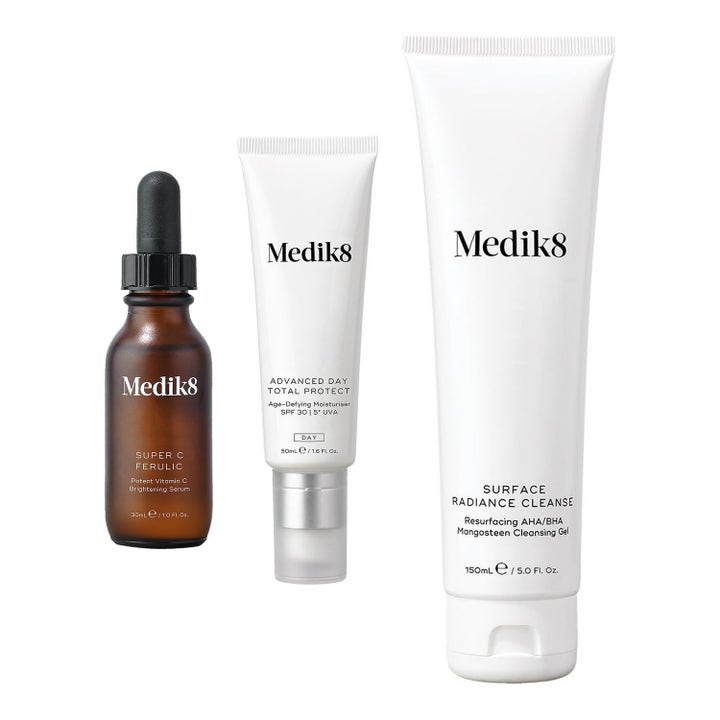 Medik8 kit med medik8 rengöring 150ml och vitamin c serum anti aging 30ml i bärnstensfärgad flaska och vita tuber.