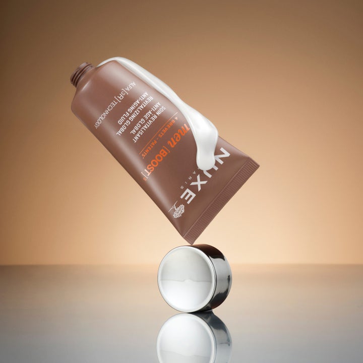 Nuxe Men Anti Age Cream 50 ml återfuktande dagkräm i brun tub med vit krämig textur och silvrigt lock
