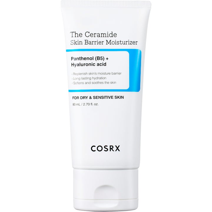 COSRX The Ceramide Skin Barrier Moisturizer 80 ml ger fukt i en vit tub med blå detaljer.