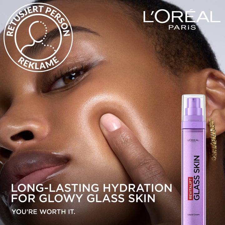 L'Oréal Paris Revitalift Filler Glass Skin Liquid Cream 50 ml återfuktande ansiktskräm ger glow på modell.
