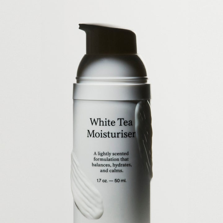Jorgobé White Tea Moisturiser 50 ml lugnande vitt te kräm i vit pumpflaska med svart pump och vit krämig textur.