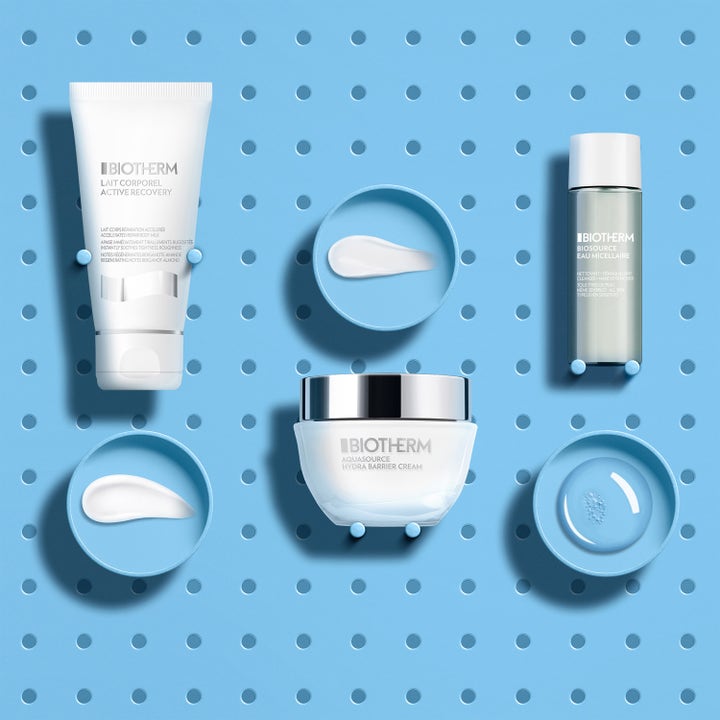 Biotherm Hydra Barrier Set 1 st återfuktande hudvårdskit med ansiktskräm, kroppslotion och rengöring på blå bakgrund