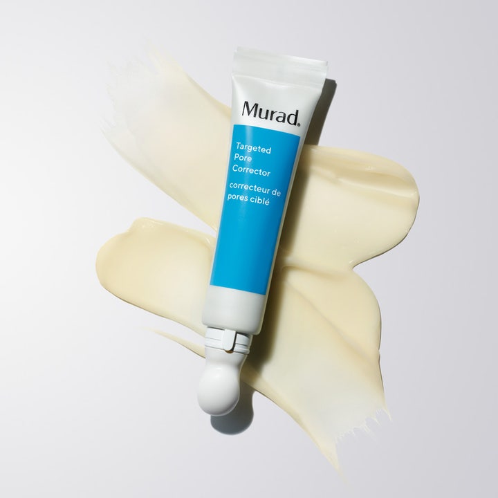 Murad Targeted Pore Corrector 15 ml porminskningsserum i vit tub med blått fält på en krämig ljusgul textur.