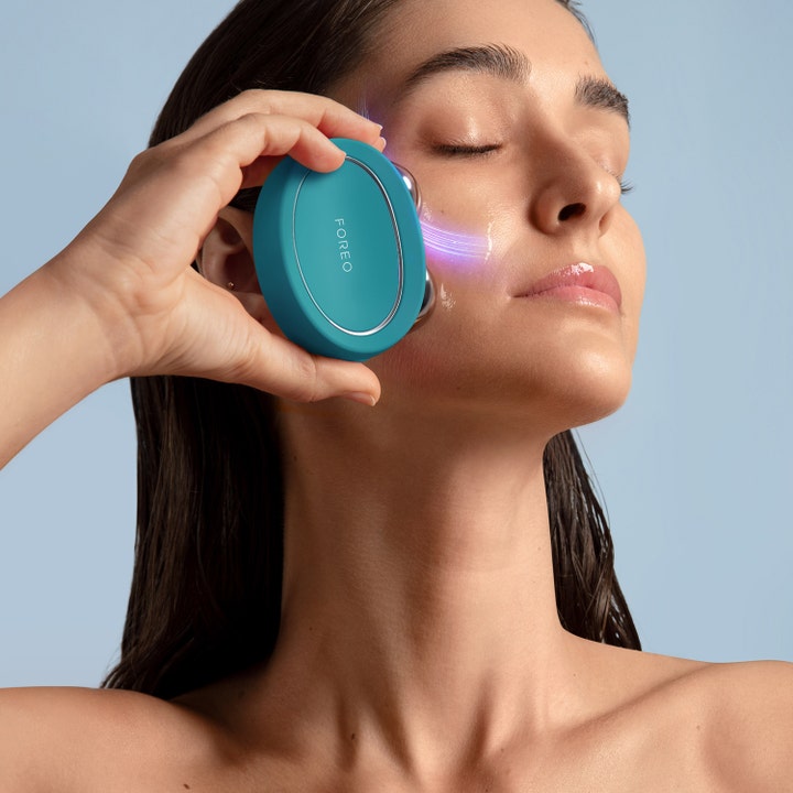 FOREO BEAR 2 Evergreen 1 st mikroström ger ansiktslyft utan kirurgi hemma på en kvinna med slät hy