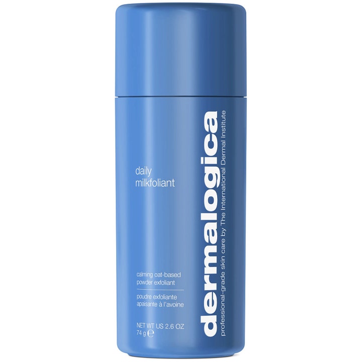 Dermalogica Daily Milkfoliant 74 g dermalogica peeling pulver som ger len hy i en matt ljusblå plastflaska.