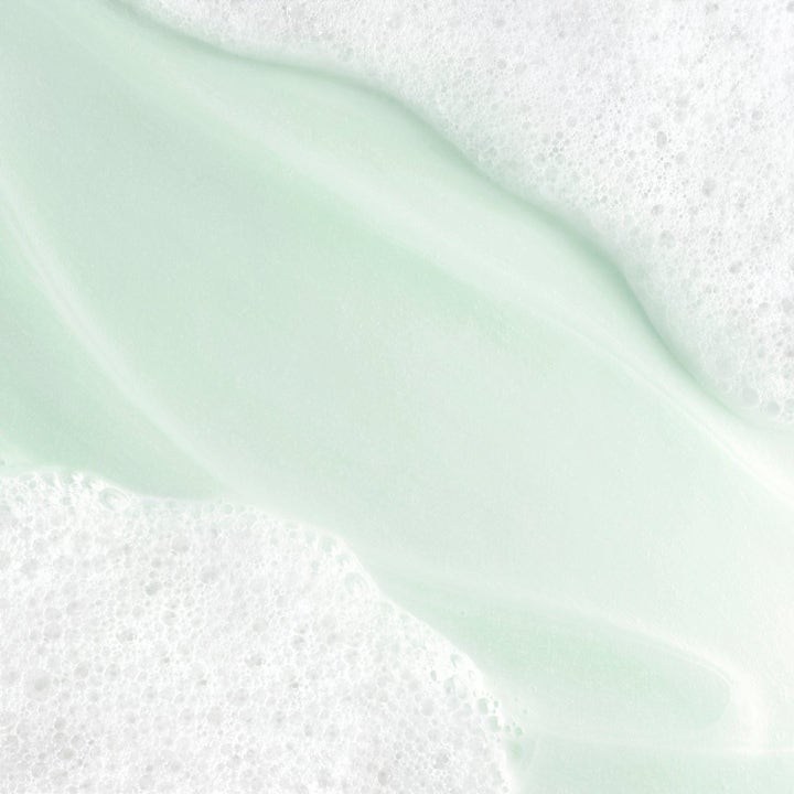 Biotherm Two-Minute Routine hudvård med uppfriskande ljusgrön geltextur och vitt luftigt skum.