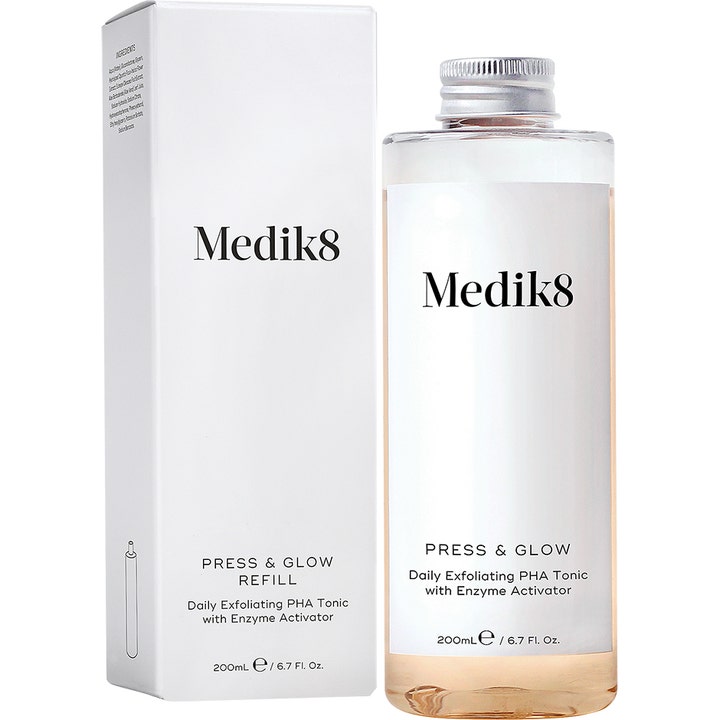 Medik8 Press & Glow Refill 200 ml exfolierande toner i flaska med silverkork och vit kartong för lyster.