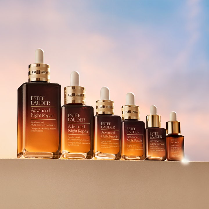 Estée Lauder Advanced Night Repair Serum 20 ml i sex olika storlekar mot en solnedgång.