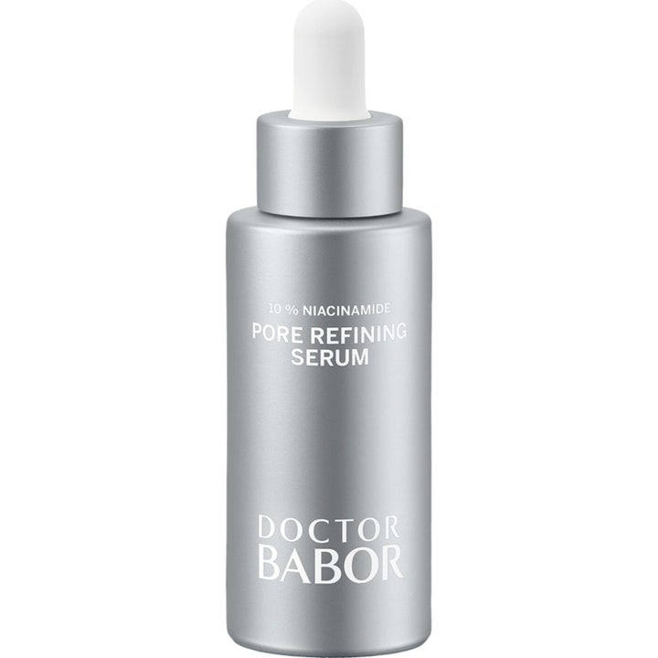 Doctor Babor Pore Refining Serum för porförfining är ett babor niacinamide serum i en matt silverflaska med vit pipett.