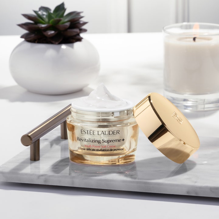 Estée Lauder Revitalizing Supreme + Soft Cream 30 ml lyftande ansiktskräm i guldfärgad burk på marmorbricka.