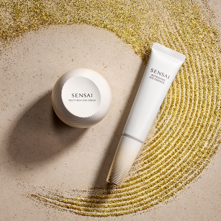 Sensai Refresh Eye Essence 20 ml japanskt ögonserum med Melty Rich Eye Cream omgiven av guldglitter