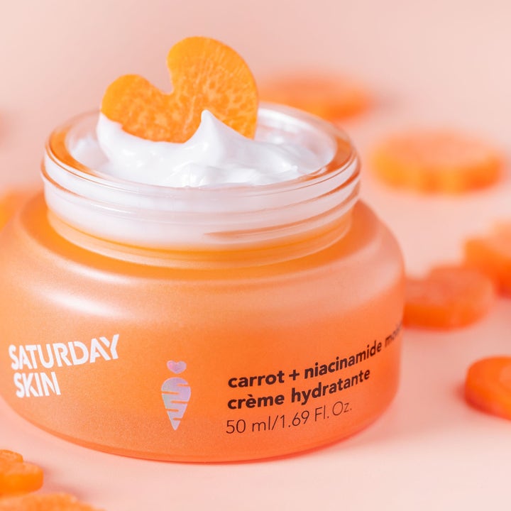 Saturday Skin Carrot + Niacinamide Moisturizing Cream 50 ml återfuktande ansiktskräm i orange burk med krämig textur.
