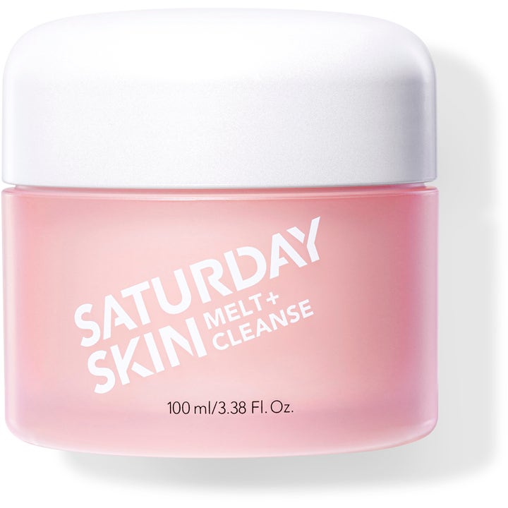 Saturday Skin Melt + Cleanse 100 ml rengöringsbalm som löser upp smink i en rosa frostad burk med vitt lock.