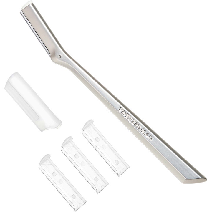 Tweezerman Facial Razor 1 st för dermaplaning ger slät hy. Silverfärgat metallverktyg med tre utbytbara rakblad.