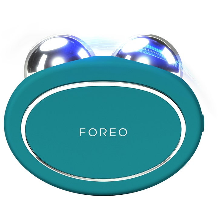 FOREO BEAR 2 mikroström för ansiktslyft rynkreducering i en mörkgrön oval design med två runda silverkulor.